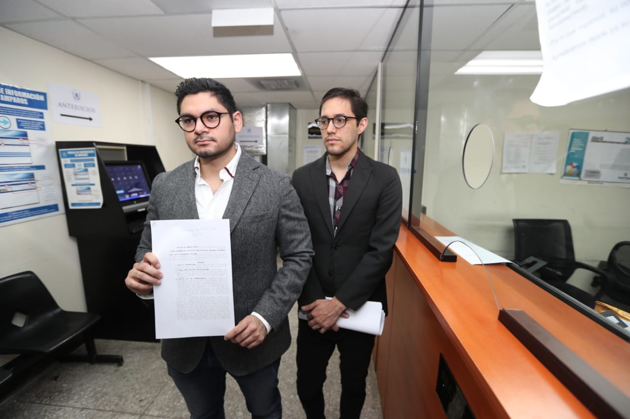 Dirigentes del Movimiento Cívico Nacional presenta el recurso contra los tránsfugas en la CSJ. (Foto Prensa Libre: Esbin García)