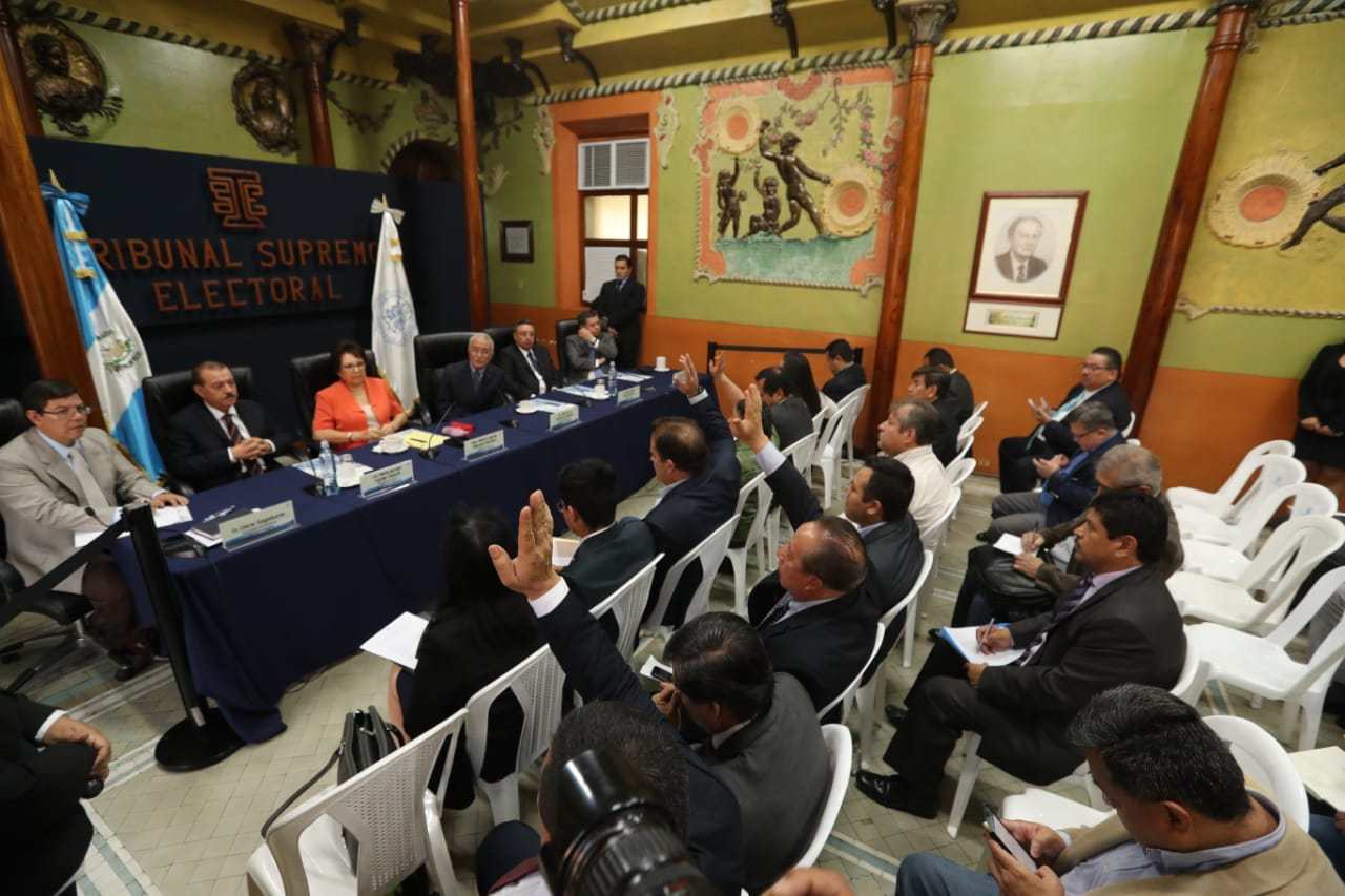 Fiscales de partidos políticos se reúnen con magistrados del TSE