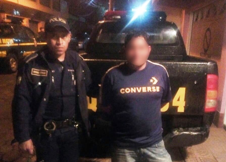 Juan Gómez Cabrera, de 43 años, fue sorprendido por la Policía cuando abusaba de una menor de edad. (Foto Prensa Libre: PNC)
