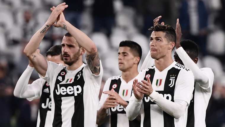 Cristiano Ronaldo y sus compañeros de la Juventus agradecen a la afición al final del derbi contra el Torino. (Foto Prensa Libre: AFP)