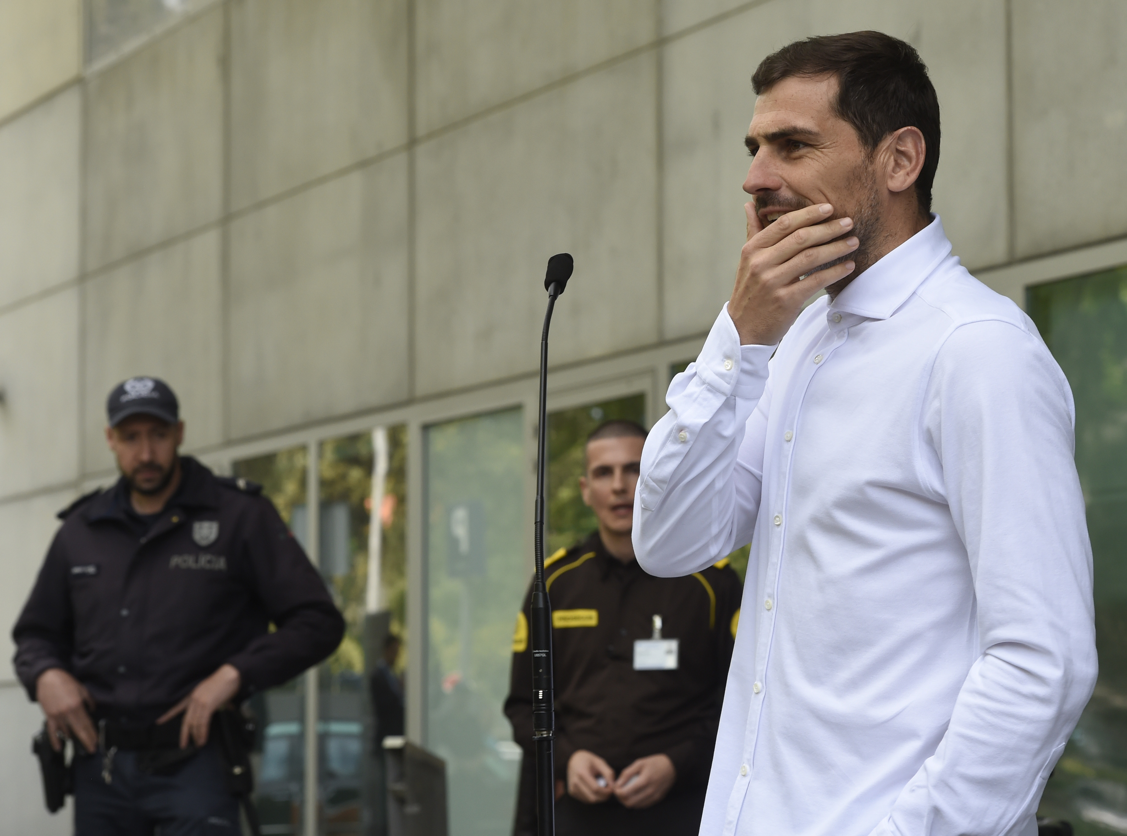 Iker Casillas habló con los medios de comunicación a la salida del hospital donde se estuvo recuperando después de sufrir un infarto. (Foto Prensa Libre: AFP) 