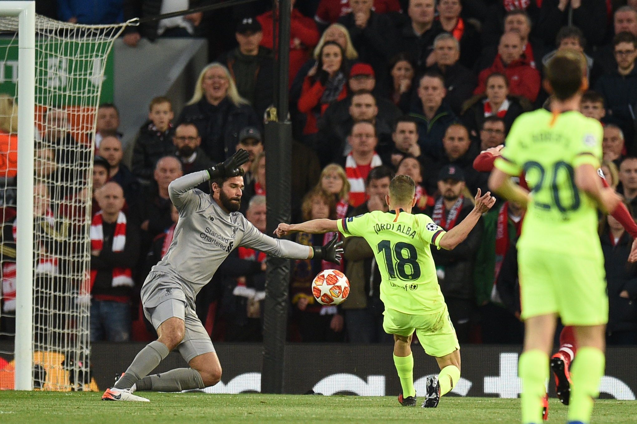 Alisson Becker estuvo una participación acertada en el partido de vuelta de semifinales entre el Liverpool y el Barcelona. (Foto Prensa Libre: AFP) 