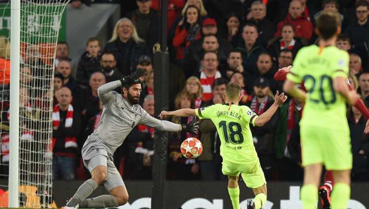 Alisson Becker estuvo una participación acertada en el partido de vuelta de semifinales entre el Liverpool y el Barcelona. (Foto Prensa Libre: AFP) 