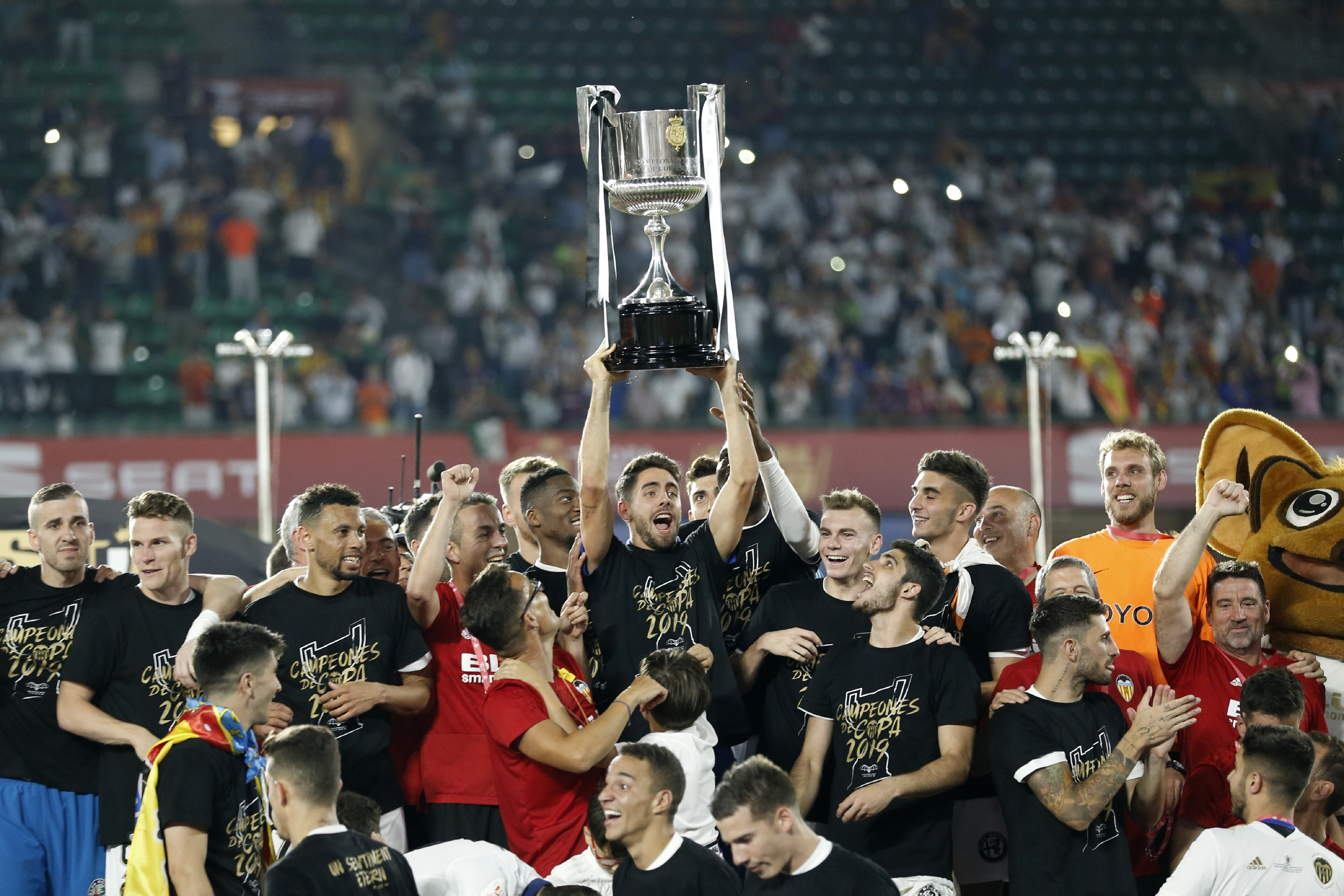 Los jugadores del Valencia celebran después de ganar la Copa del Rey frente al Barcelona. (Foto Prensa Libre: AFP)