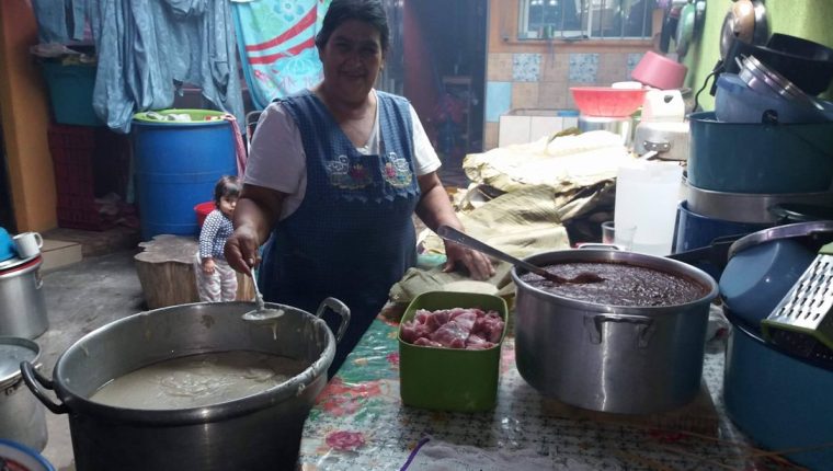 Las familias guatemaltecas suelen celebrar con mucha comida tradicional los cumpleaños de los miembros. (Foto: Hemeroteca PL)