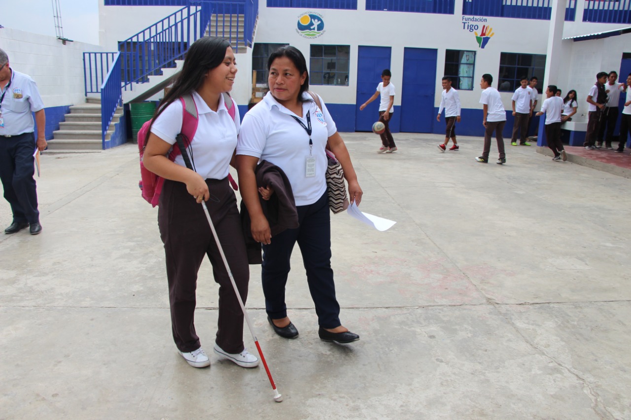 Merlin Daniela Quino, estudiante del INEB La Arenera, zona 21, quien padece discapacidad visual, aprende a utilizar el bastón. (Foto Prensa Libre: Cortesía)
