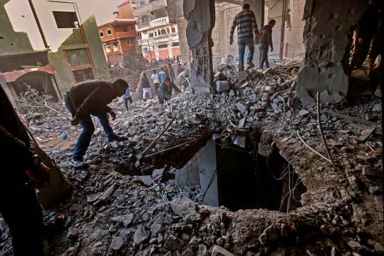 Los palestinos verifican el daño en un edificio destruido después de los ataques aéreos israelíes, atacando a Rafah en el sur de la Franja de Gaza. Foto Prensa Libre: AFP 