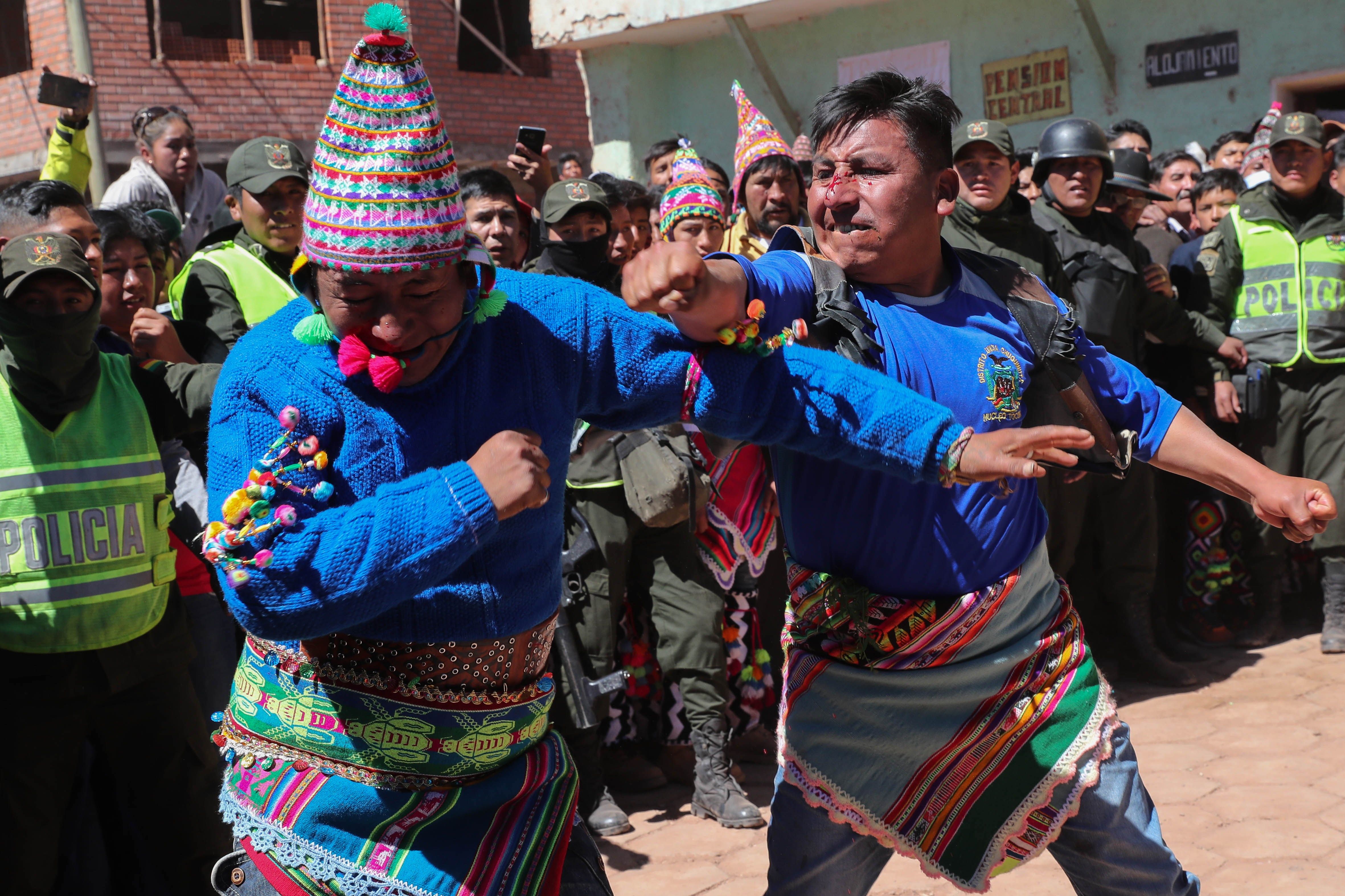 Indígenas bolivianos de Potosí participan en una pelea tradicional de la fiesta de la Cruz este sábado, en San Pedro de Macha (Bolivia). Puñetazo a puñetazo, unas gotas de sangre riegan la Pachamama, la Madre Tierra, en una de las tradiciones milenarias más singulares de Bolivia. Foto Prensa Libre: EFE 