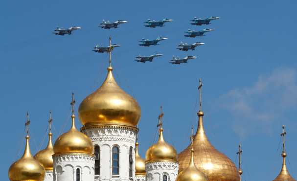 Aviones rusos Sukhoi Su-34, supersónico de medio alcance, caza-bombardero de rango medio y el Su-30SM multiusos de combate vuelan sobre el Kremlin durante el ensayo para un desfile militar en la Plaza Roja de Moscú, Rusia. Foto Prensa Libre: EFE 