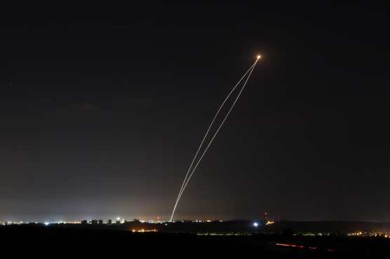 Un cohete disparado desde Gaza es interceptado por un sistema de defensa antimisiles israelí Iron Dome, visto desde Sderot, Israel. Foto Prensa Libre: EFE 