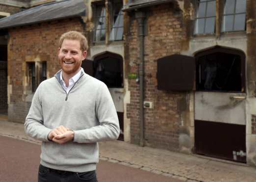 El príncipe británico Harry, duque de Sussex, habla a los medios de comunicación en el Windsor Castle en Windsor, al oeste de Londres, el 6 de mayo de 2019, luego del anuncio de que su esposa, la británica Meghan, duquesa de Sussex, dio a luz un hijo . - Meghan Markle, la duquesa de Sussex, dio a luz el lunes a un niño "muy saludable", anunció el Príncipe Harry. "Estamos encantados de anunciar que Meghan y yo tuvimos un bebé temprano esta mañana, un niño muy sano". Foto Prensa Libre: AFP