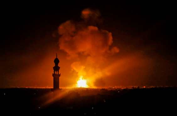 La imagen tomada en Rafah, en el sur de la Franja de Gaza, el 5 de mayo de 2019, muestra una explosión a raíz de un ataque aéreo. Foto Prensa Libre : AFP 