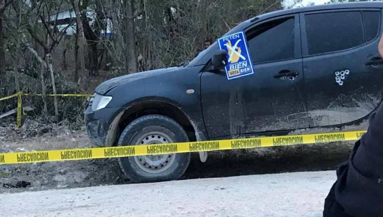 El vehículo donde viajaban las víctimas quedó a la orilla del camino con varios balazos visibles. (Foto Prensa Libre: Tomada de redes sociales)