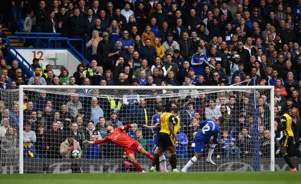 El mediocampista inglés del Chelsea, Ruben Loftus-Cheek (2R), marca el primer gol más allá del portero inglés Ben Foster (L) de Watford durante el partido de fútbol de la Premier League inglesa entre Chelsea y Watford en el Stamford Bridge de Londres. Foto Prensa Libre: AFP 