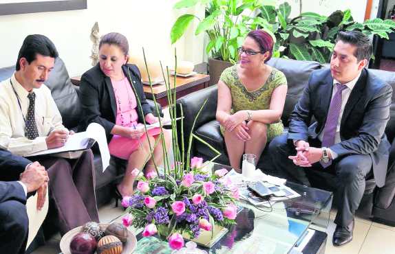 El 7 de mayo de 2015, la ex vicepresidenta Roxana Baldetti reapareció ante las cámaras para comparecer ante una jueza después de dos semanas de estar fuera de actividades públicas. Foto Prensa Libre