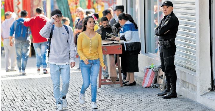 La Policía Nacional Civil asegura que se han reducido los asaltos a peatones en la zona 1, pero vecinos señalan que persiste la inseguridad. (Foto Prensa Libre: Carlos Hernández)