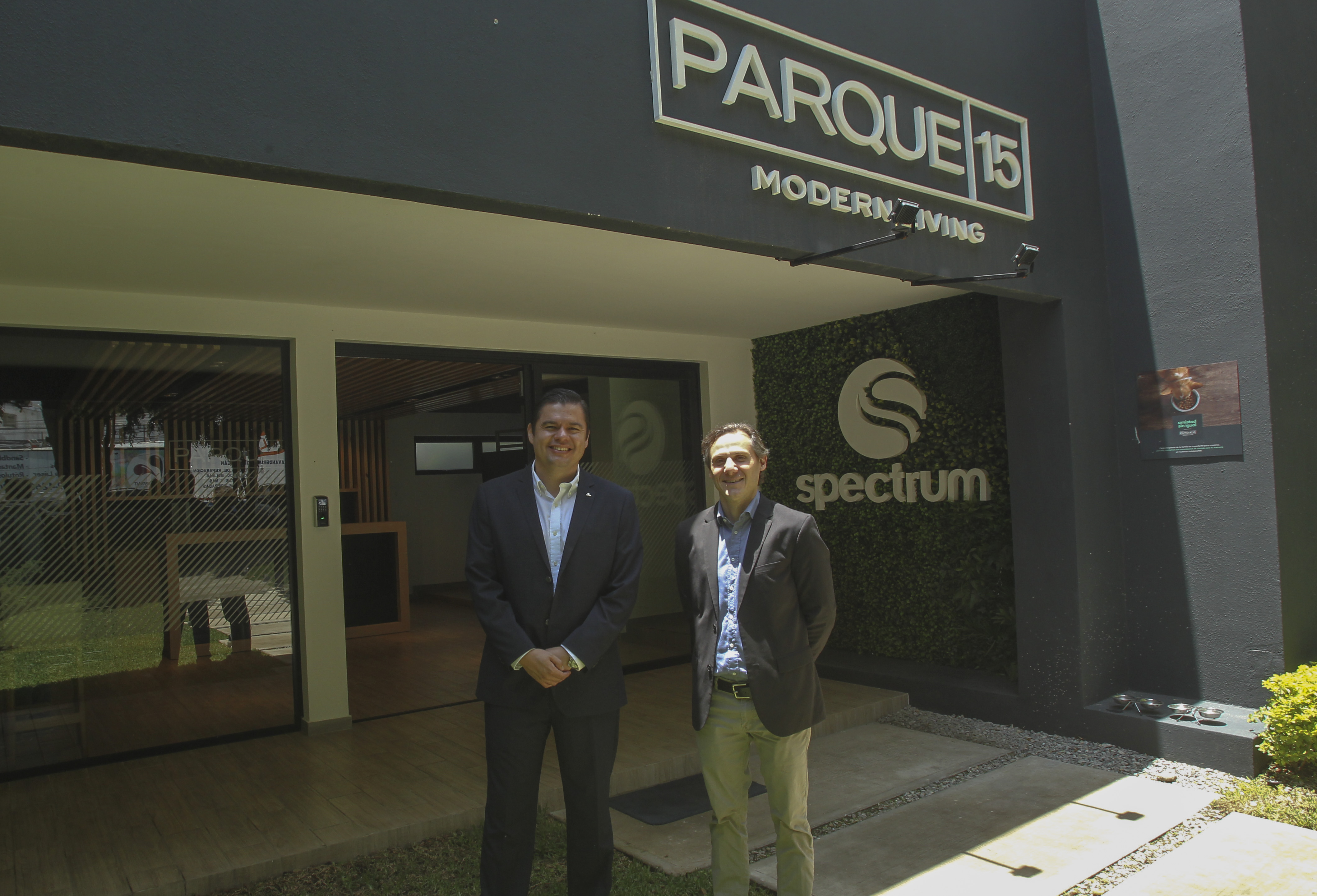 Jorge Valdéz, gerente de comercialización regional de vivienda, y Carlos Cassera, gerente de desarrollo de Spectrum, presentaron el nuevo proyecto. Foto Norvin Mendoza