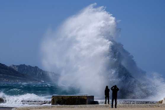  La gente mira las fuertes olas que azotan la costa en la playa Plage du David en el centro de Marsella, mientras la tormenta Eleanor golpea las partes del sur de Francia. Foto Prensa Libre: AFP 