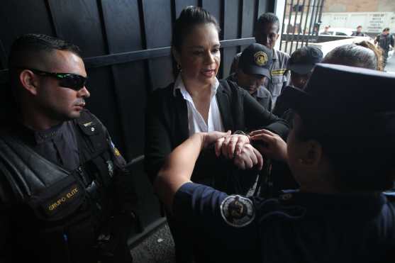 En Junio de 2017 durante una discusión con una agente del Sistema Penitenciario, Roxana Baldetti muestra las esposas y pide que se le quiten debido a que tiene un cateter en la muñeca. Foto Prensa Libre 