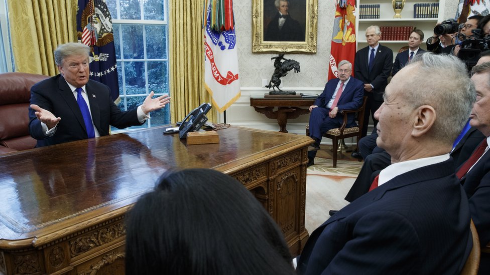 El presidente de Estados Unidos, Donald Trump, con el principal funcionario de comercio de China, el viceprimer ministro Liu He. EPA