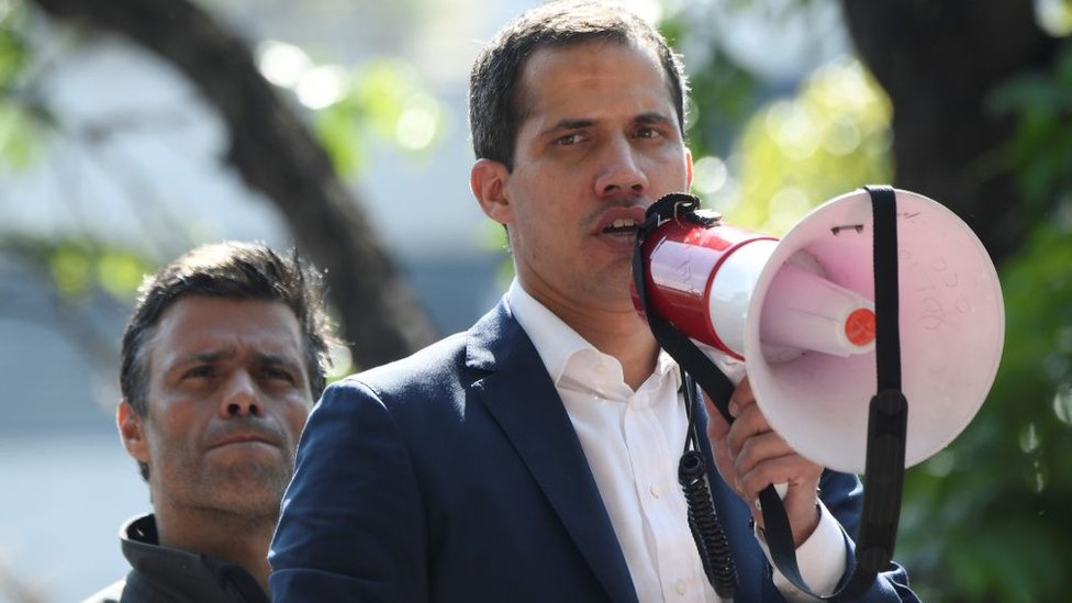 Juan Guaidó (al frente) y Leopoldo López encabezaron la movilización de este martes. Foto:Getty Images
