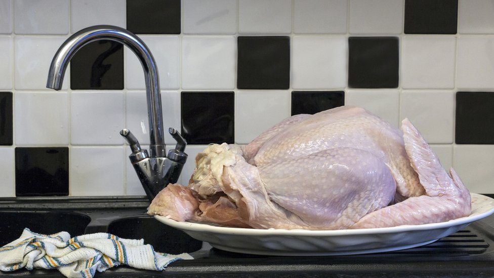 Muchas personas todavía tienen la costumbre de lavar el pollo crudo. (Foto Prensa Libre: Getty Images)