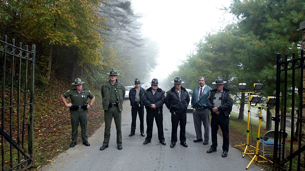 Agentes del orden esperan frente al Campo de Prisión Federal Alderson, donde Martha Stewart se entregó para cumplir una sentencia de cárcel el 8 de octubre de 2004. (GETTY IMAGES)
