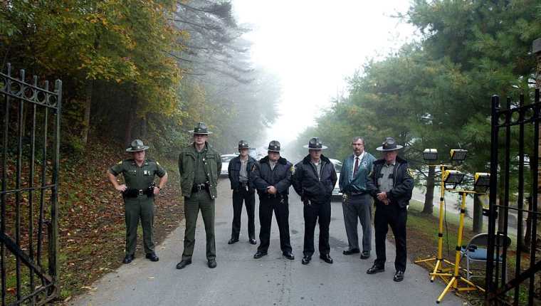 Agentes del orden esperan frente al Campo de Prisión Federal Alderson, donde Martha Stewart se entregó para cumplir una sentencia de cárcel el 8 de octubre de 2004. (GETTY IMAGES)