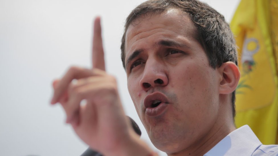 El líder de la oposición de Venezuela, Juan Guaidó, dice que es imposible hablar de golpe de Estado porque él es el presidente legítimo del país. Foto:Getty Images