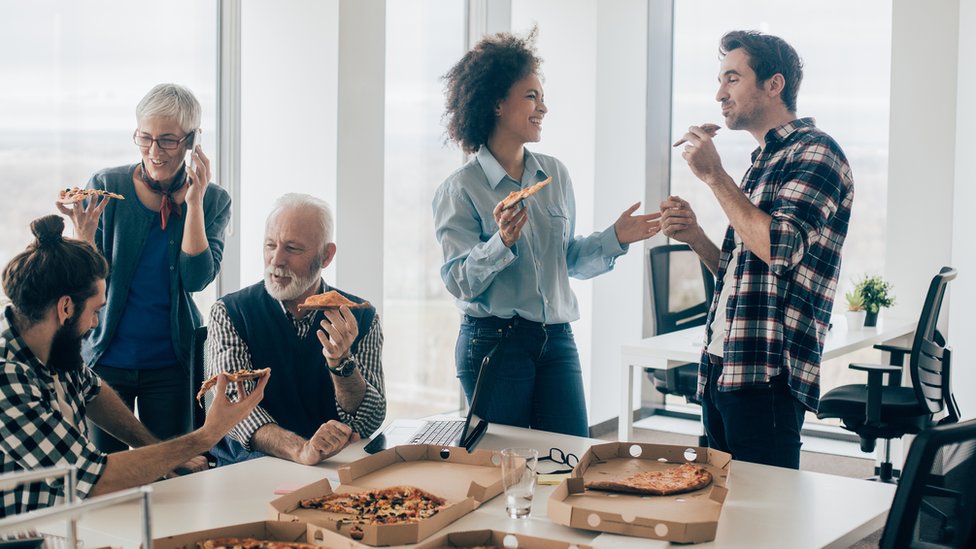 Las ventajas que ofrecen algunas empresas, como comida gratis, tienen un precio: tu libertad. (Foto Prensa Libre: Getty Images)