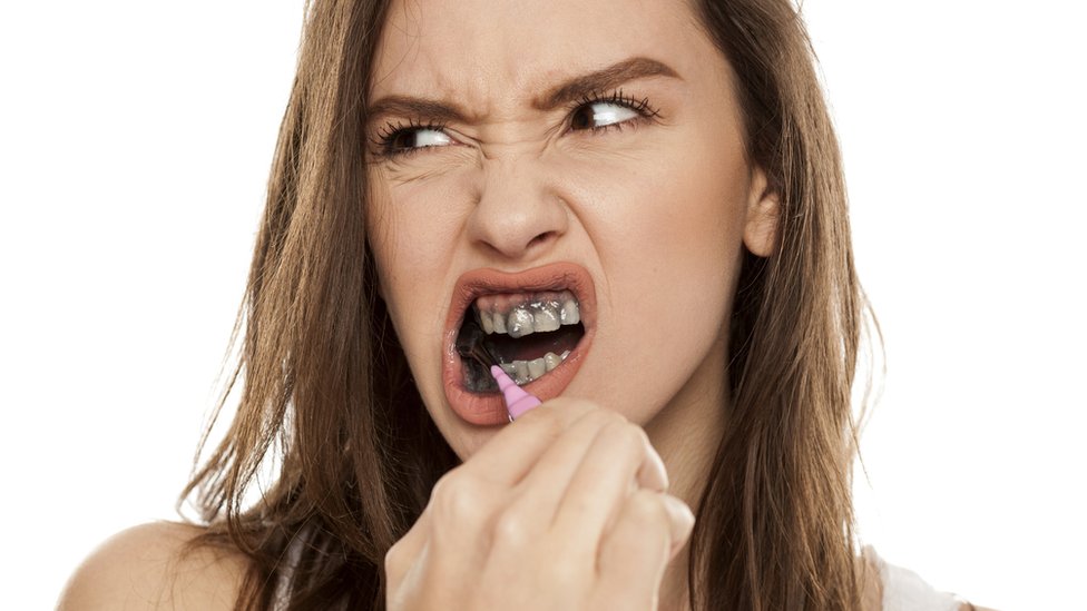 Cepillarse los dientes con pastas a base de carbón puede ser peligroso para tu salud bucal. (Foto Prensa Libre: Getty Images)