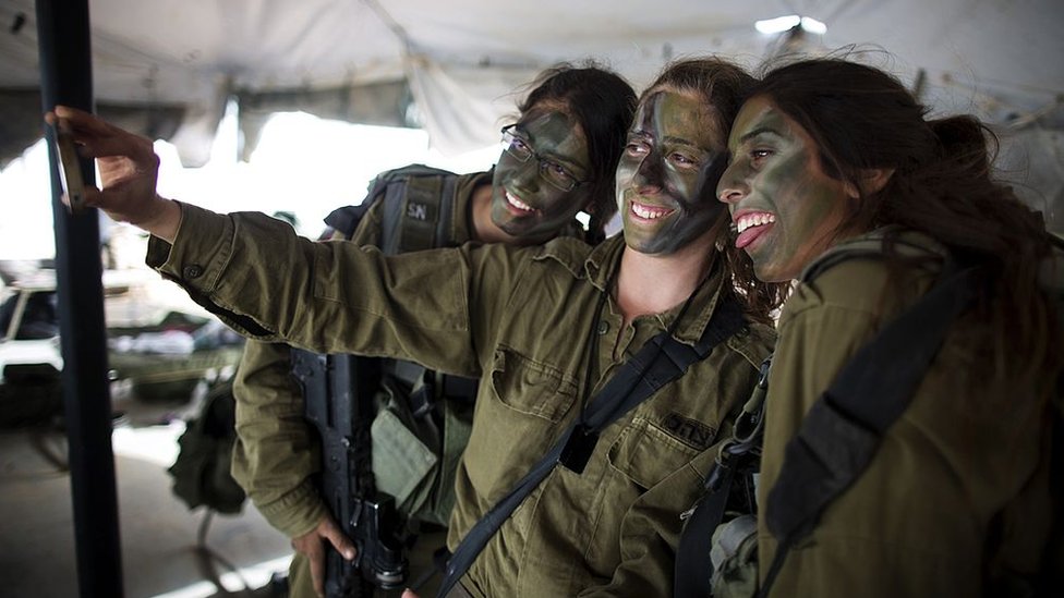 El ejército israelí es una importante escuela de formación para la juventud de Israel, sostiene Paul Danahar, editor de la BBC en Washington. Foto:Getty Images
