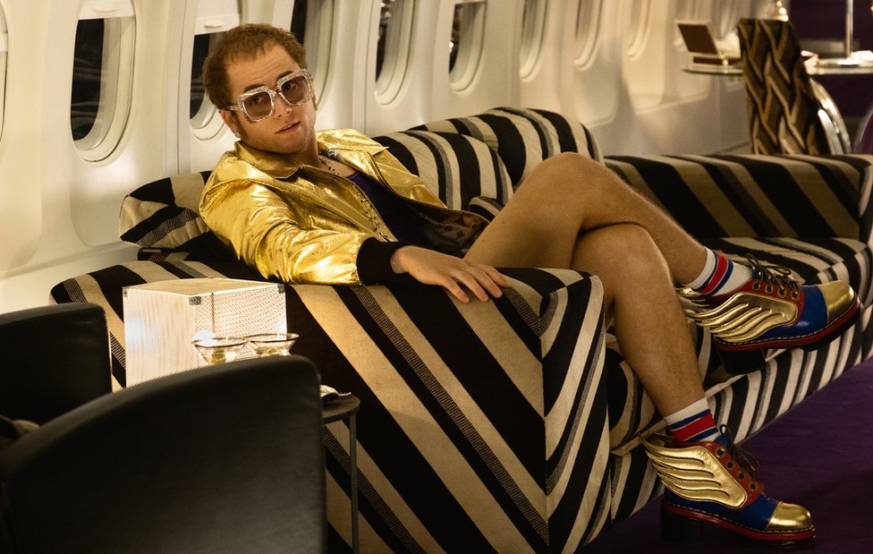 El actor Taron Egerton interpretó a Elton John en el filme biográfico Rocketman. (Foto Prensa Libre: Paramount Pictures)