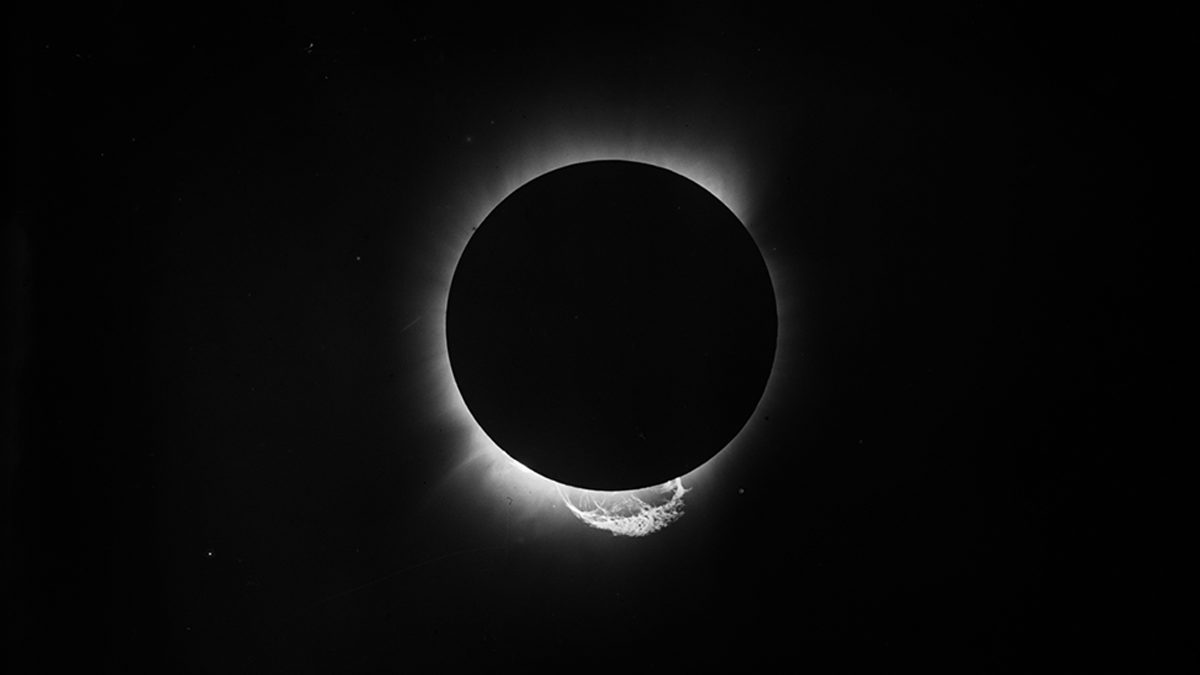 El eclipse total solar de 1919 permitió a los científicos británicos confirmar las predicciones del joven científico alemán Albert Einstein sobre como la luz se comporta en relación a la gravedad. (Foto Prensa Libre: Science Museum London)