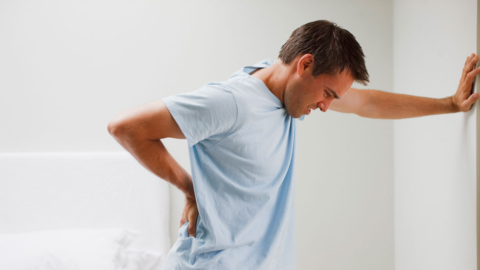 El 70% de las poblaciones en países industrializados sufre de problemas de espalda, según la Organización Mundial de la Salud (OMS). (Foto Prensa Libre: iStock)