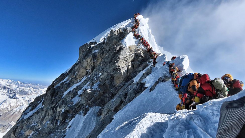 La imagen compartida por un montañista de la expedición Nirmal Purja's Project Possible muestra la fila de personas esperando turno para alcanzar la cima del Monte Everest. (Foto: AFP)