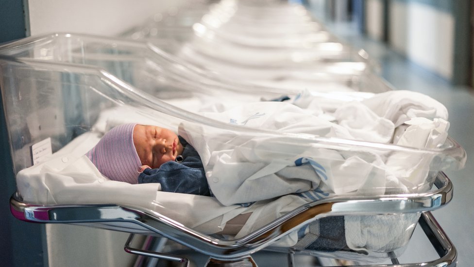 Dar a luz a un bebé humano, que tiene un cerebro grande y muy desarrollado, es arriesgado tanto para la madre como para el bebé. (Foto Prensa Libre: Getty Images)