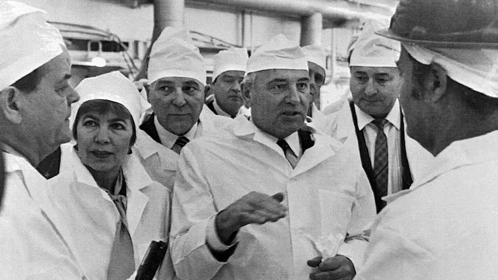 El expresidente soviético Mijaíl Gorbachov (dcha) y su esposa Raisa Gorbacheva (segunda a la izda) visitaron la planta nuclear en febrero de 1989, poco antes del desastre.
