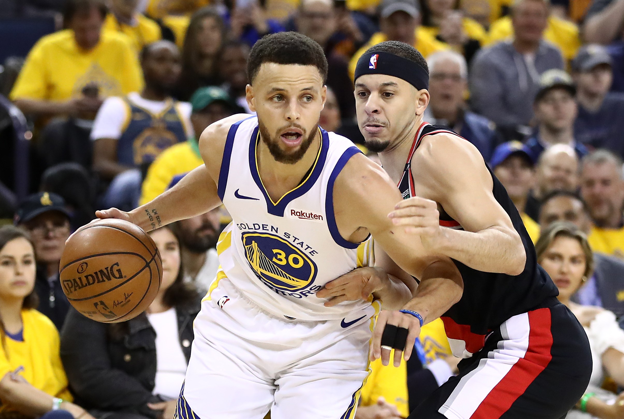Stephen Curry continúa siendo una de las grandes figuras para los Warriors en los playoffs de la NBA. (Foto Prensa Libre:  AFP)