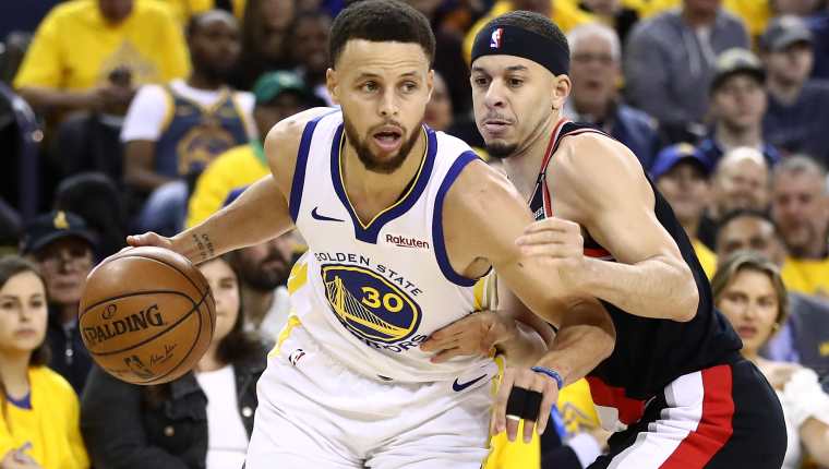 Stephen Curry continúa siendo una de las grandes figuras para los Warriors en los playoffs de la NBA. (Foto Prensa Libre:  AFP)