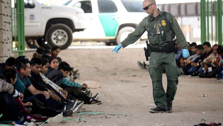 La Fiscalía de Tucson, Arizona, acusa a un agente de abusar de la fuerza y de hacer comentarios racistas contra los migrantes. (Foto Prensa Libre: Hemeroteca PL)