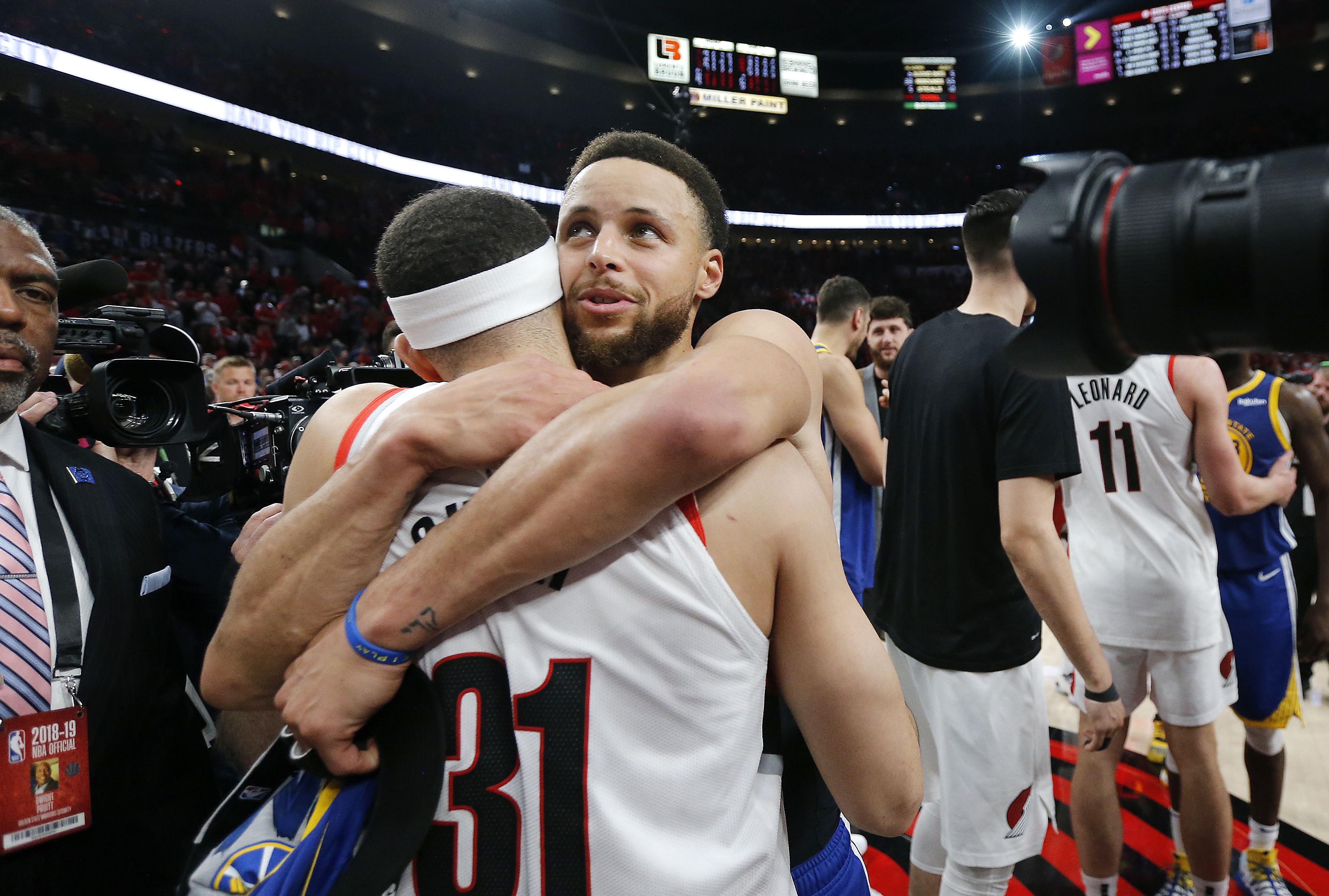 Stephen Curry abraza a su hermano Seth, de los Portland Trail Blazers, durante el último partido de la final de la Conferencia Oeste. (Foto Prensa Libre: AFP)
== FOR NEWSPAPERS, INTERNET, TELCOS & TELEVISION USE ONLY ==