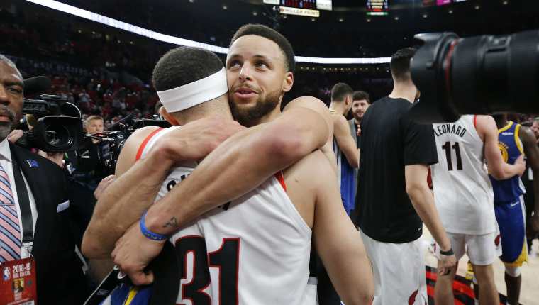 Stephen Curry abraza a su hermano Seth, de los Portland Trail Blazers, durante el último partido de la final de la Conferencia Oeste. (Foto Prensa Libre: AFP)
== FOR NEWSPAPERS, INTERNET, TELCOS & TELEVISION USE ONLY ==