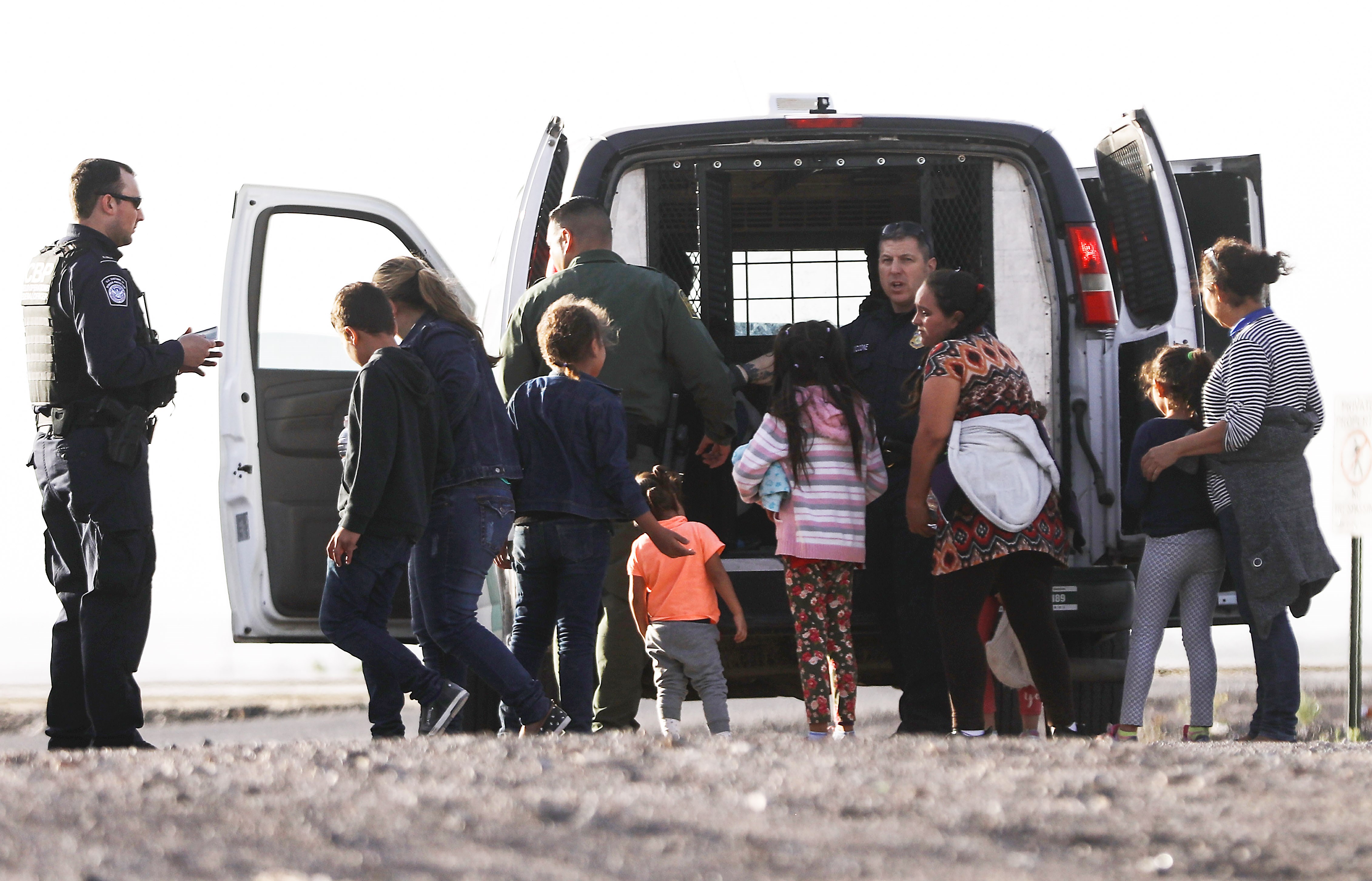Una familia centroamericana en la frontera EE. UU. México. (Foto Prensa Libre: AFP)