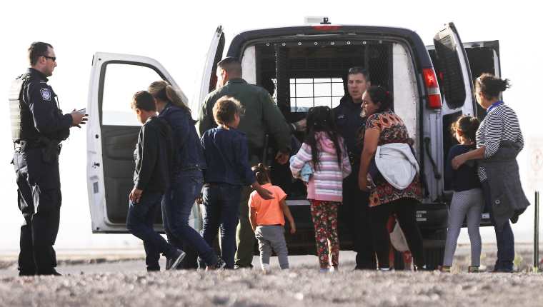 Una familia centroamericana en la frontera EE. UU. México. (Foto Prensa Libre: AFP)