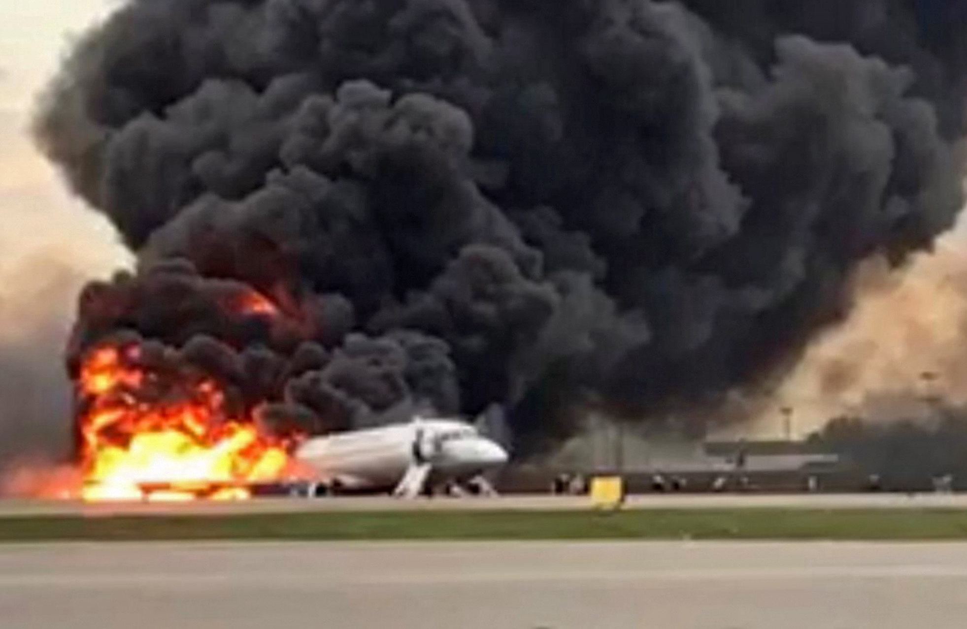 Avión que se incendió en pleno vuelo en Rusia. (Foto Prensa Libre: EFE)