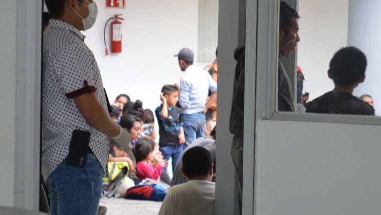 Imagen ilustrativa de la localizaron y rescate de 289 migrantes centroamericanos que eran transportados en dos trailers en Ciudad Victoria, entre ellos varios niños. (Foto Prensa Libre: Hemeroteca PL)
