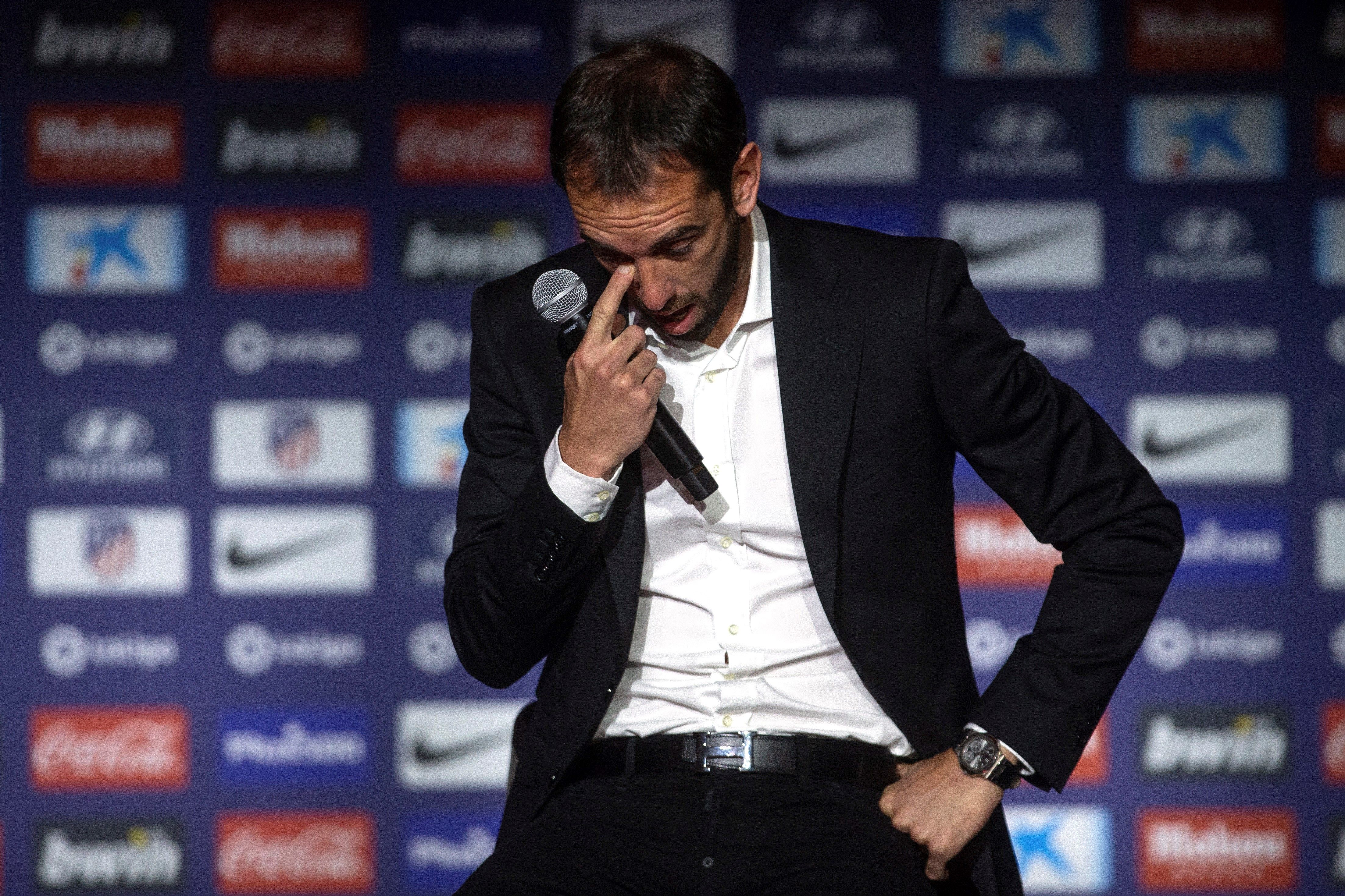 El defensa uruguayo del Atlético de Madrid Diego Godín durante una rueda de prensa celebrada este martes en el Estadio Wanda Metropolitano de Madrid, en la que ha anunciado su despedida del el club rojiblanco al final de la presente temporada. (Foto Prensa Libre: EFE)