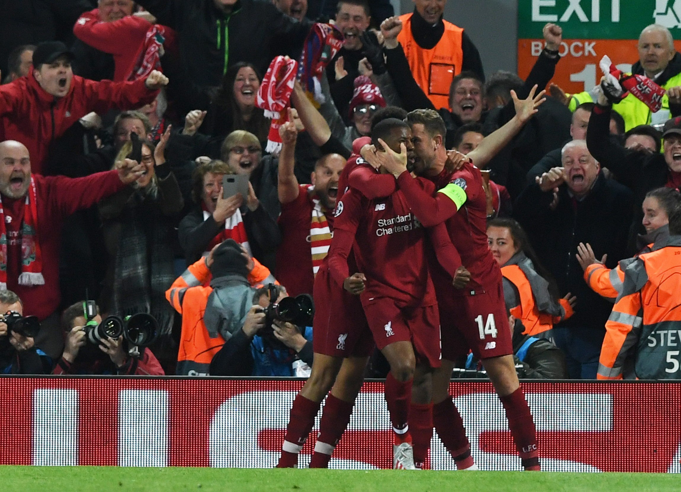 Los jugdores del Liverpool celebran su clasificación a la final de la Champions League. (Foto Prensa Libre: EFE)