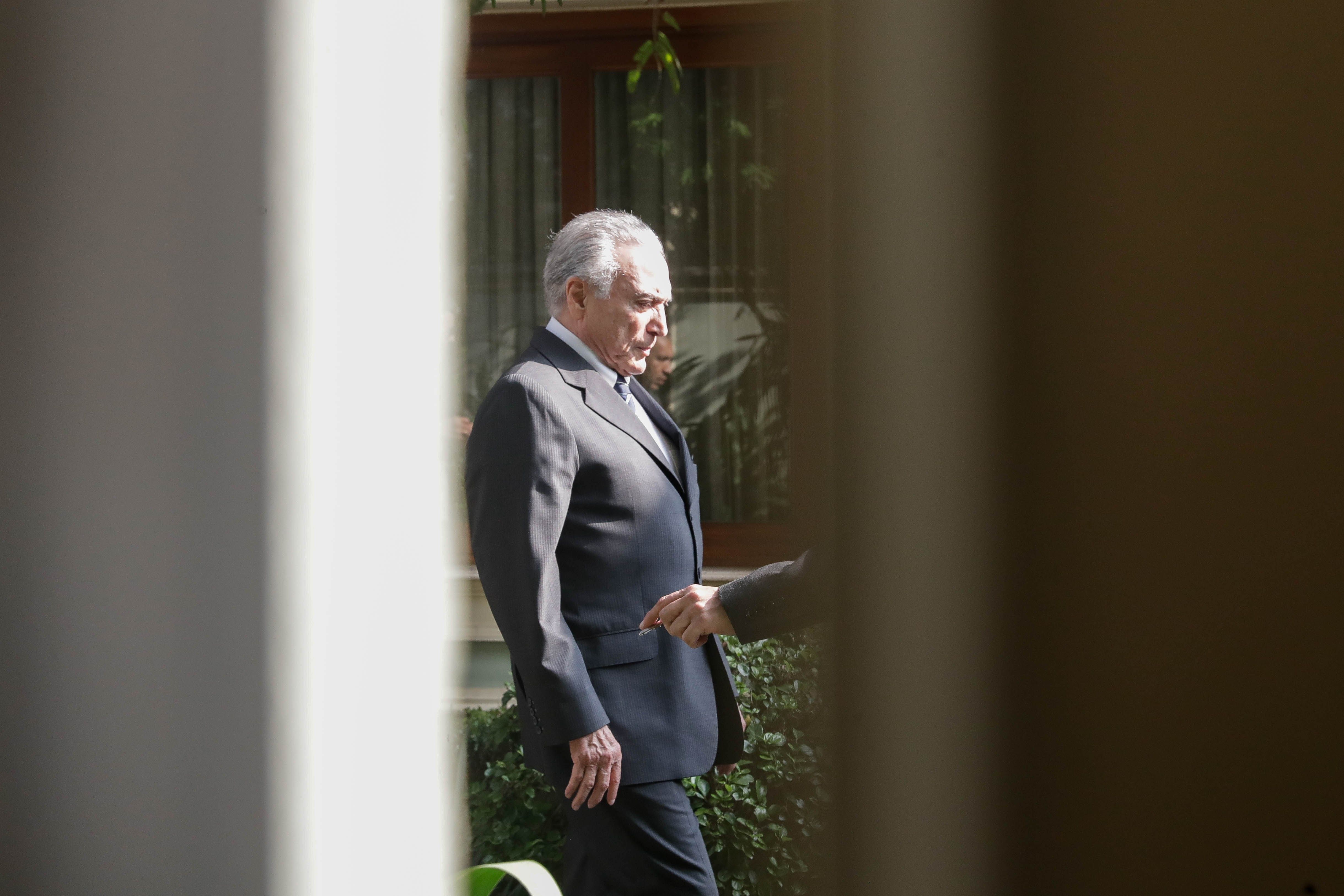 El expresidente de Brasil Michel Temer sale de su casa para regresar a prisión, este jueves en Sao Paulo. (Foto Prensa Libre: EFE)